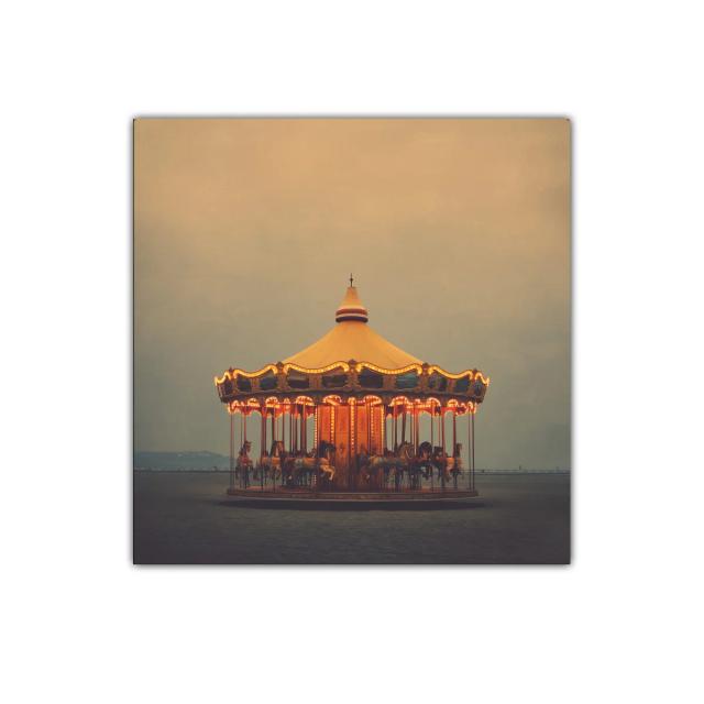 Carrusel iluminado en atmósfera vintage y melancólica