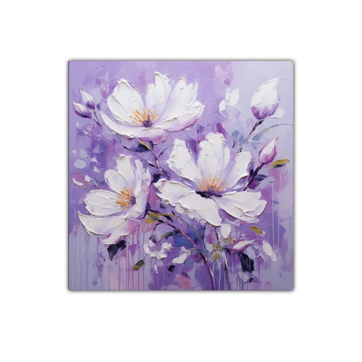 Flores blancas sobre fondo lila en composición vibrante — imagen principal