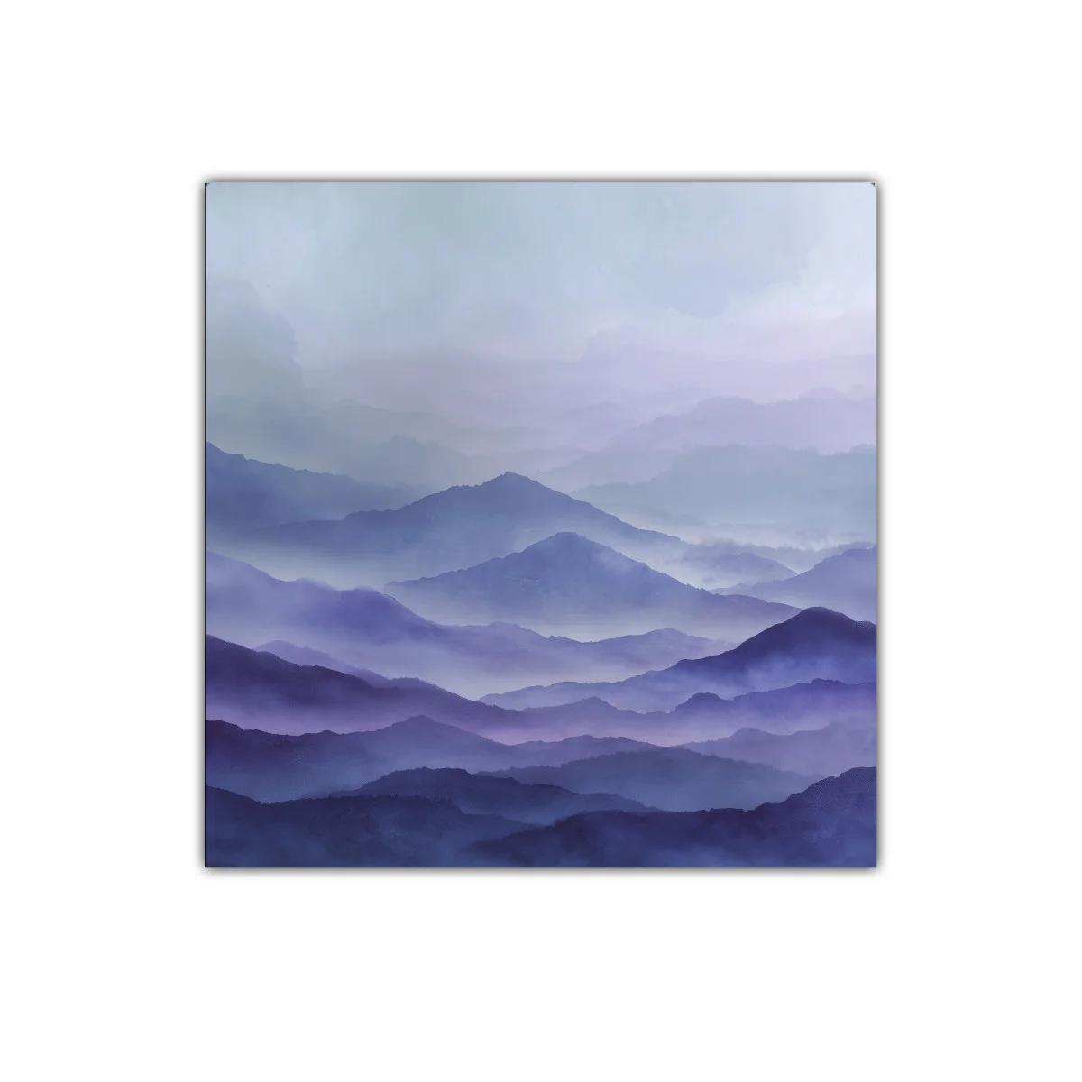 Paisaje de montañas en tonos azules y violeta suaves — imagen principal