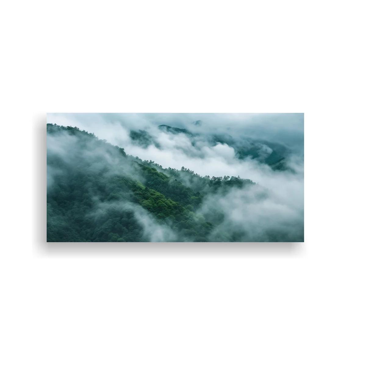 Cuadro montañas con niebla y bosque en capas suaves
