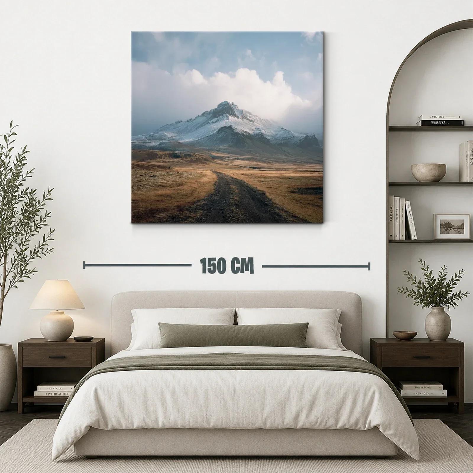 Paisaje montañoso con cielo nublado y camino terroso — miniatura 3
