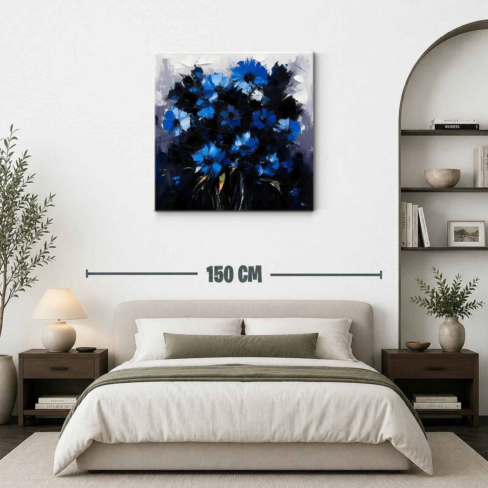 Ramo de flores azules vibrantes sobre fondo oscuro — miniatura 3