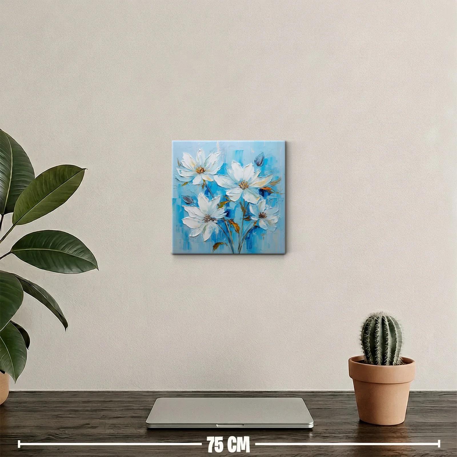Flores blancas sobre fondo azul en delicada composición — miniatura 2