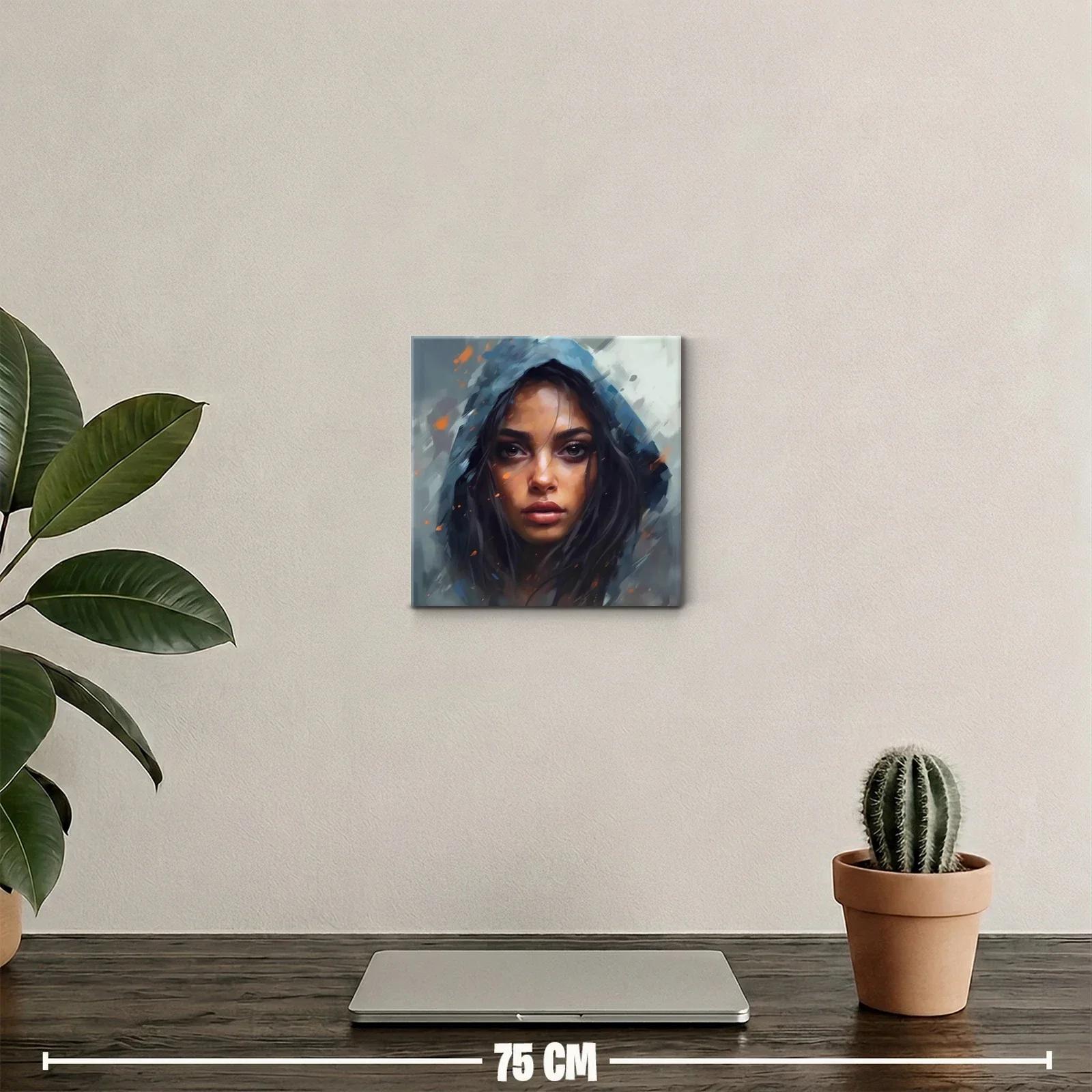 Mirada intensa con capucha azul sobre fondo abstracto — miniatura 2
