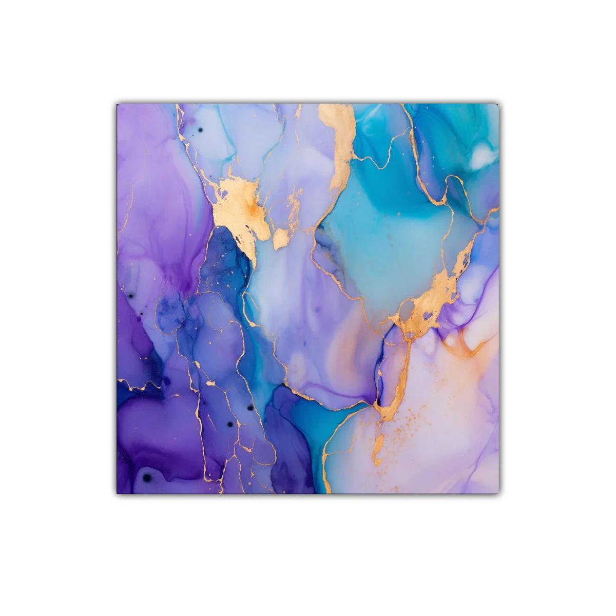Cuadro abstracto con tonos violetas y toques dorados brillantes