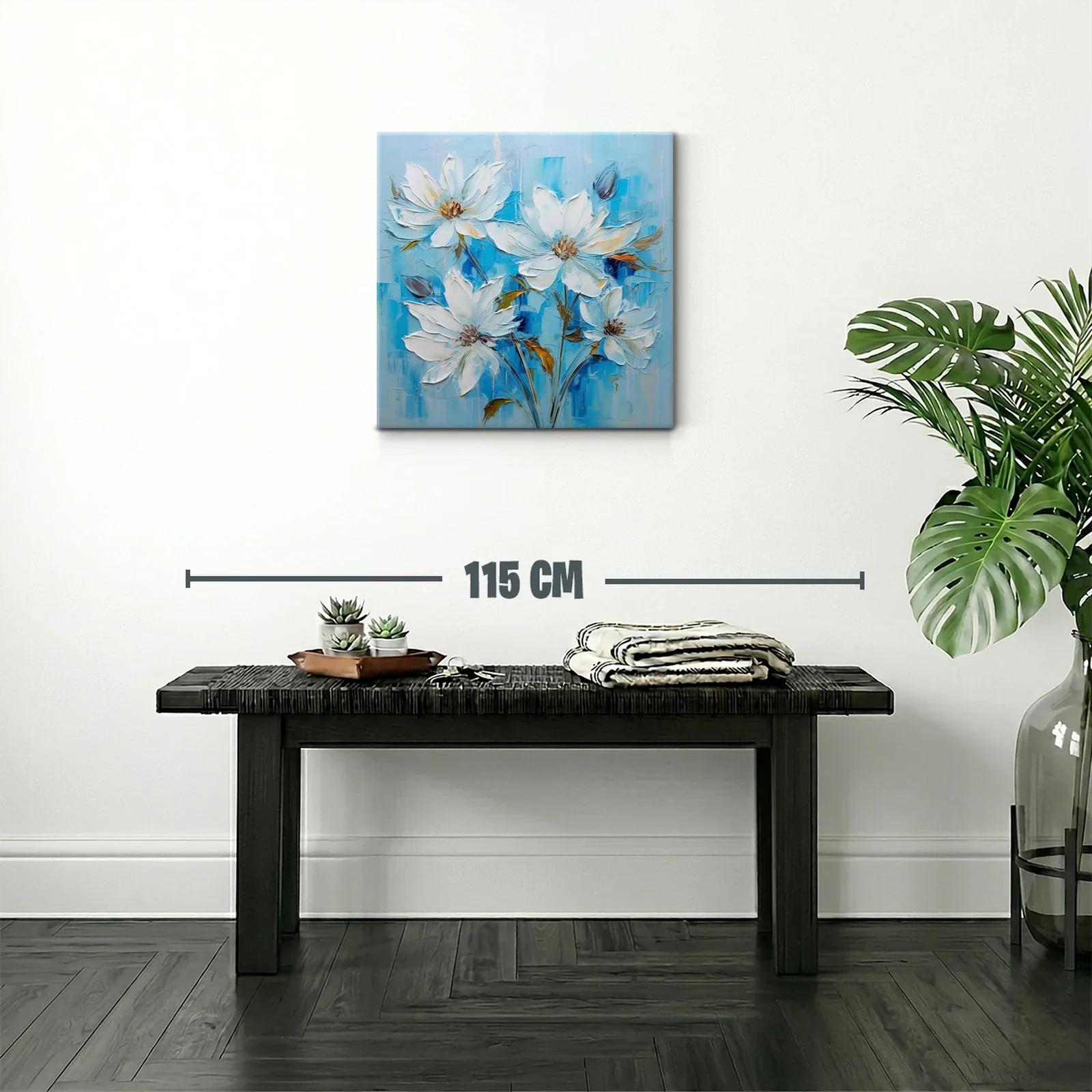 Flores blancas sobre fondo azul en delicada composición — miniatura 2
