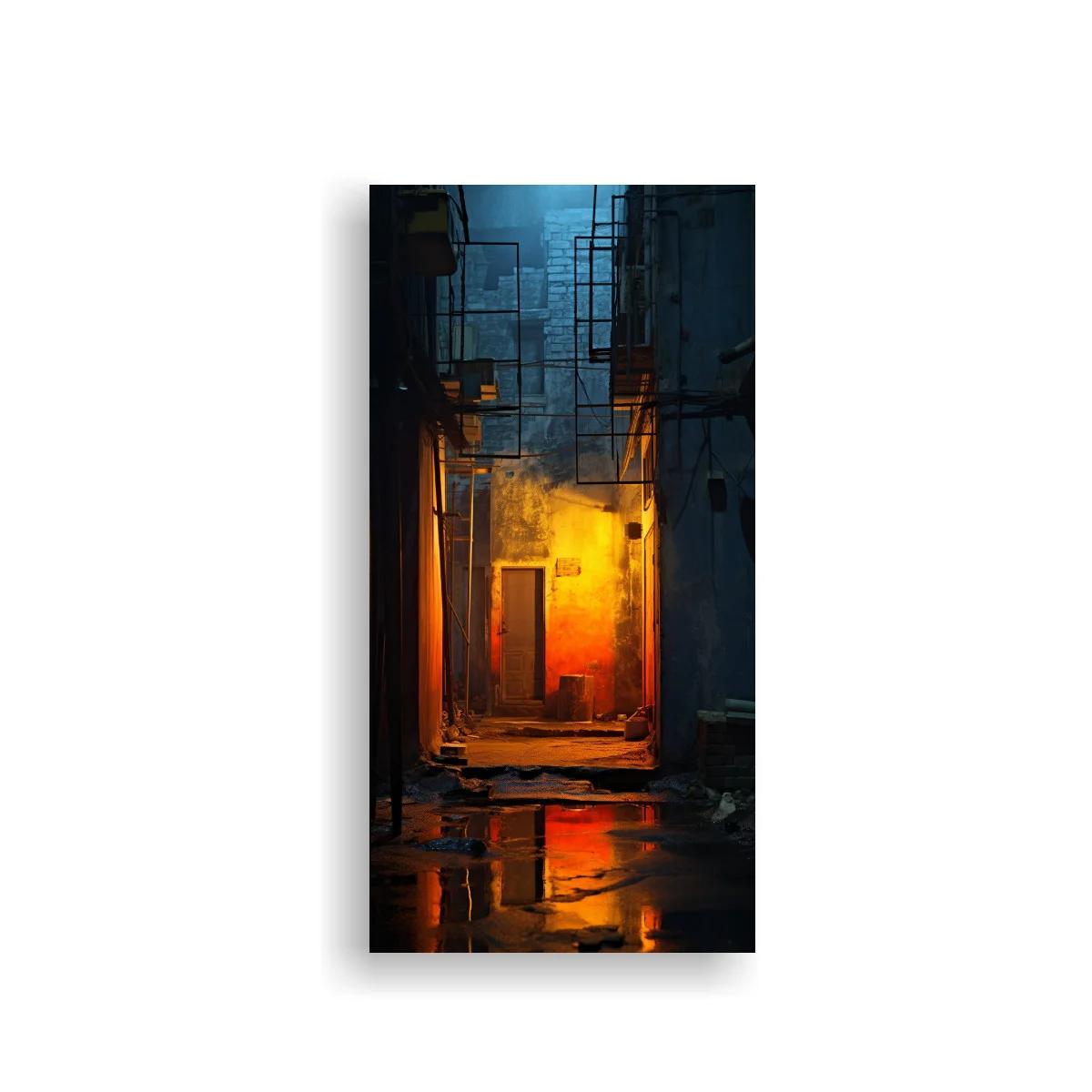 Cuadro callejón urbano con puerta iluminada y reflejos nocturnos