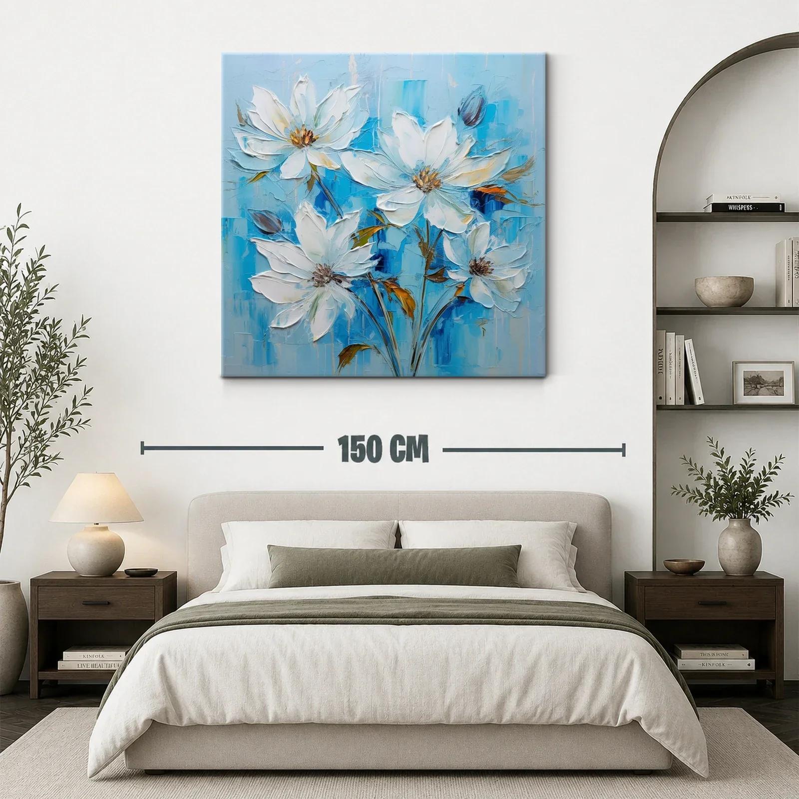 Flores blancas sobre fondo azul en delicada composición — miniatura 3