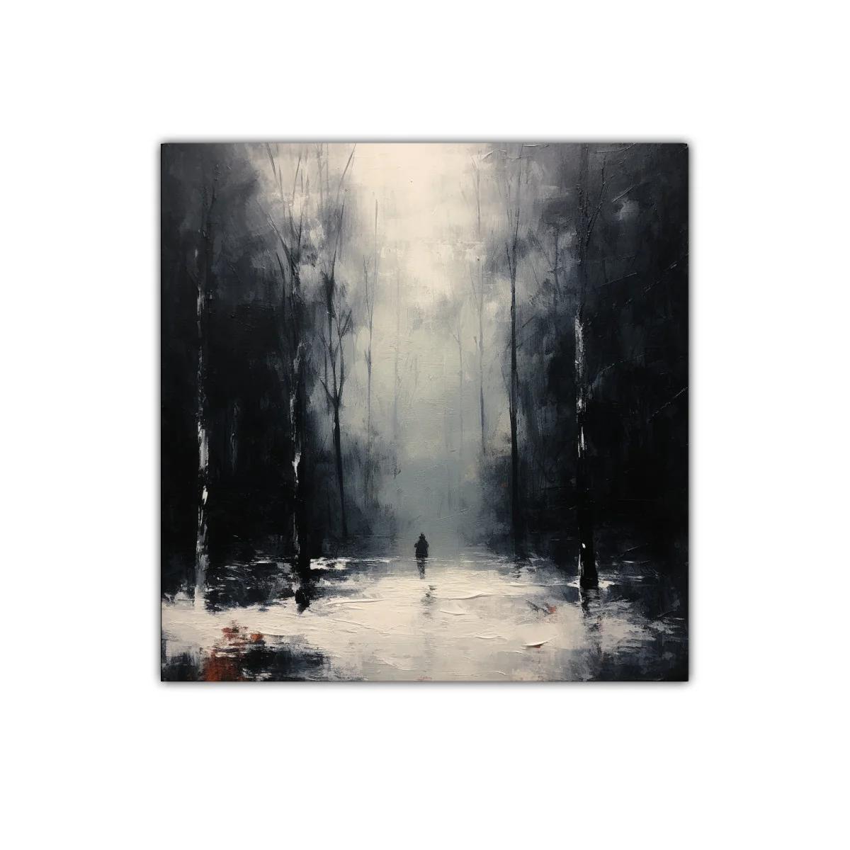 Niebla misteriosa en bosque oscuro y silencioso