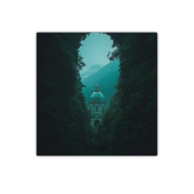 Templo entre frondosos árboles bajo neblina azulada