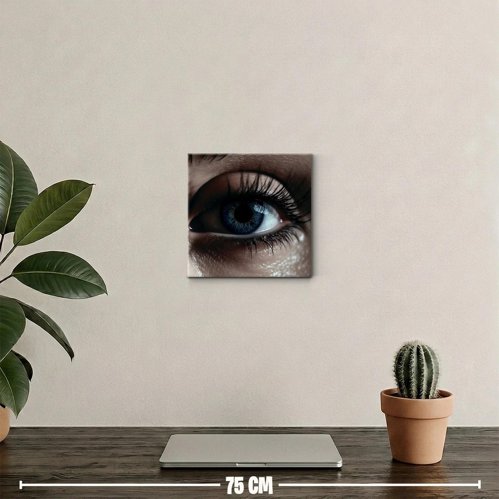 Detalle hipnótico de un ojo azul en primer plano — miniatura 2
