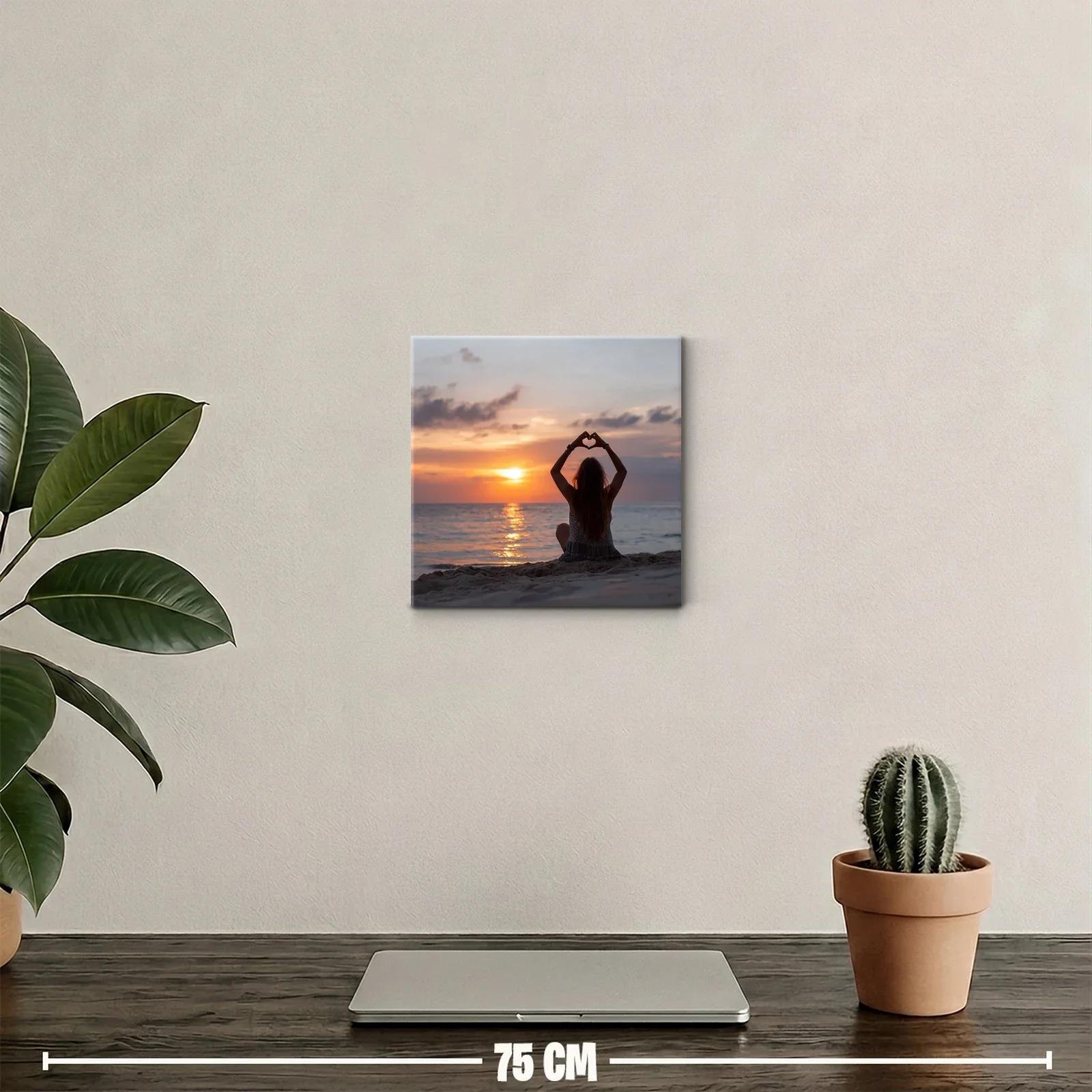Atardecer sereno con figura formando corazón — miniatura 2