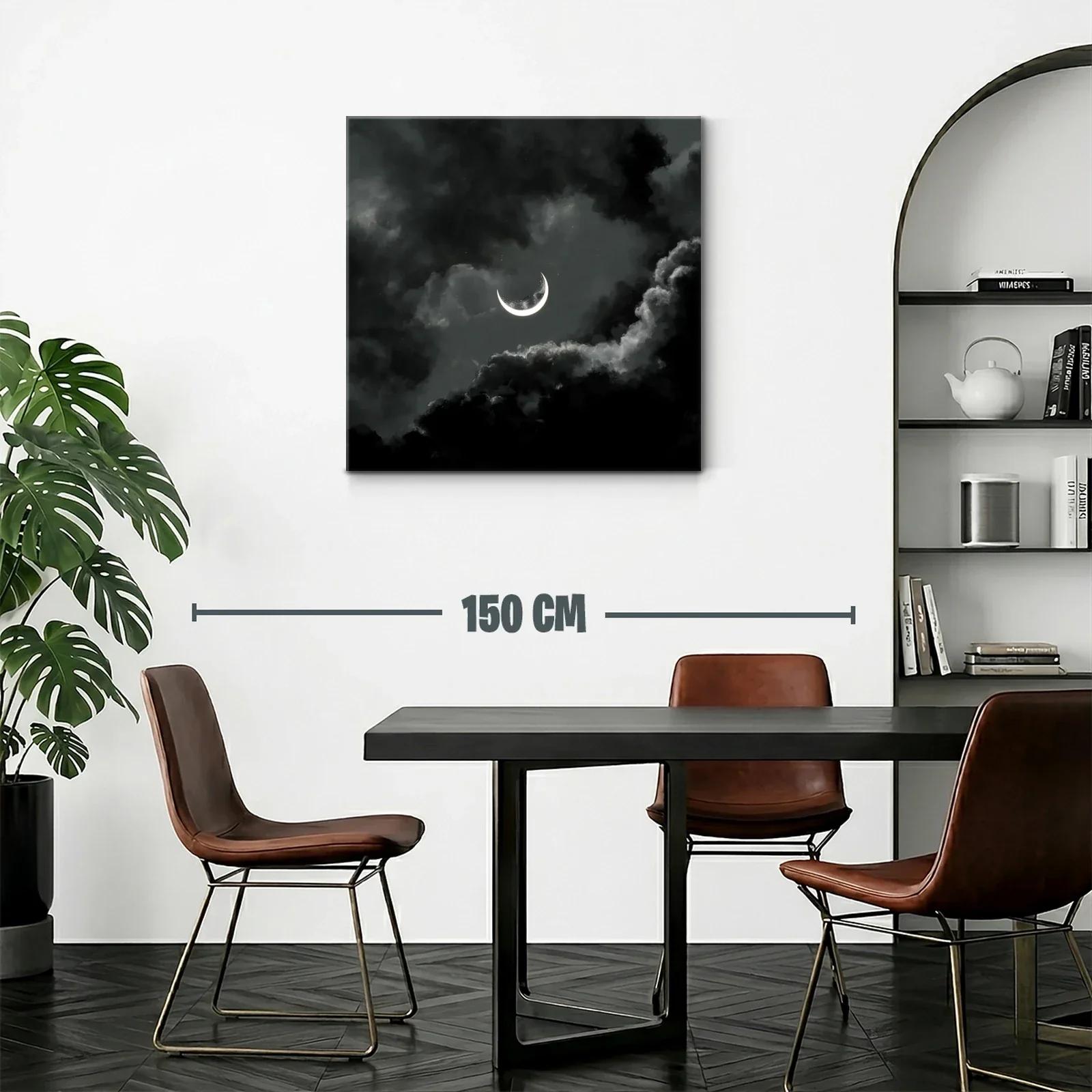 Creciente lunar brillante entre nubes oscuras intensas — miniatura 2