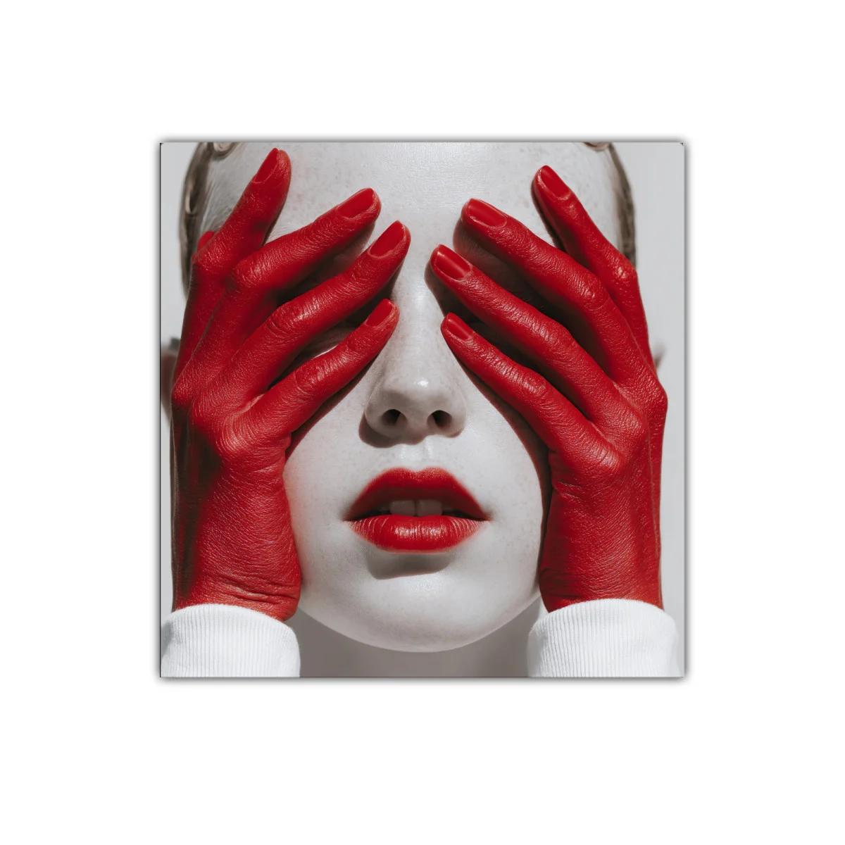Impactante expresión con manos rojas sobre rostro pálido — imagen principal