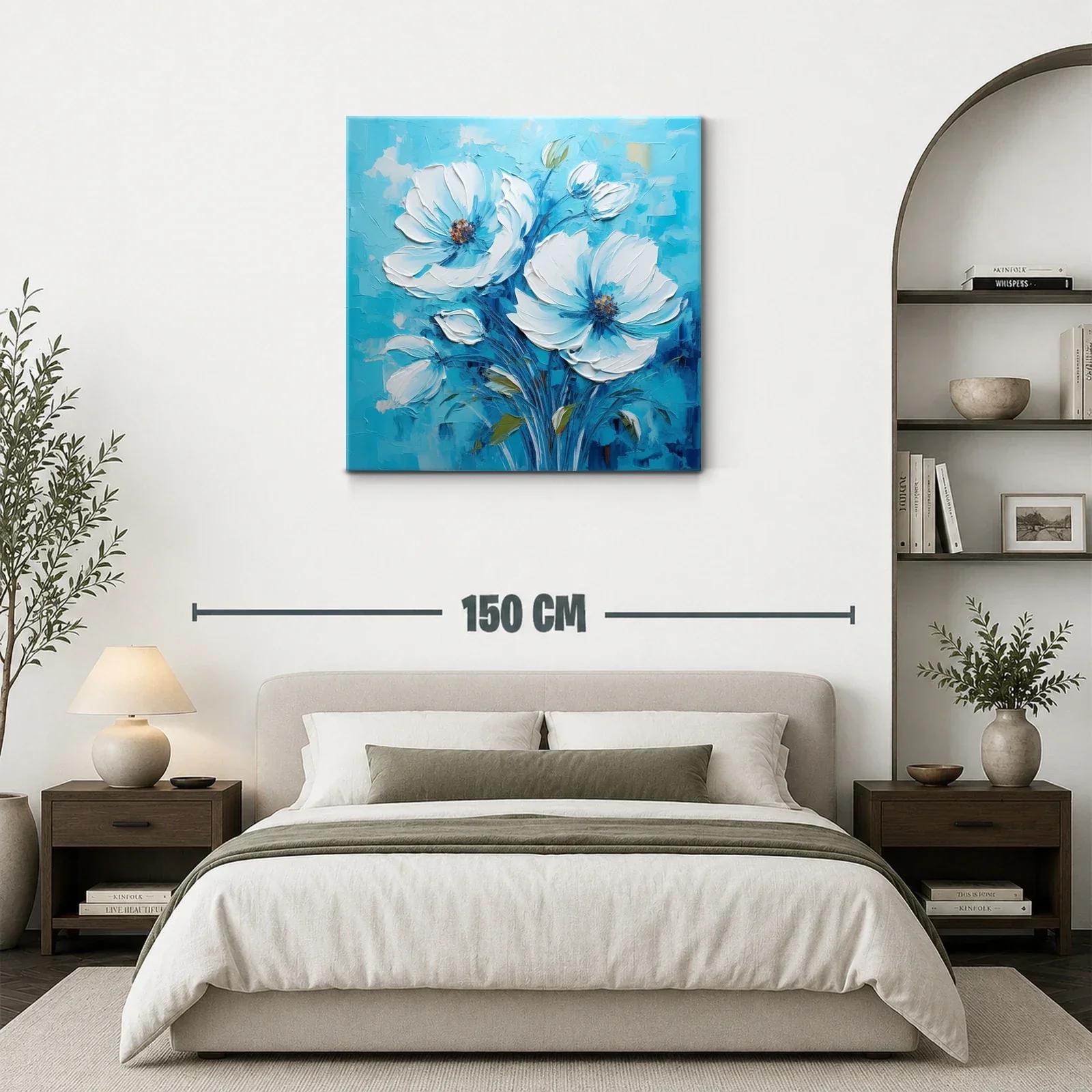 Flores blancas vibrantes sobre fondo azul intenso — miniatura 3