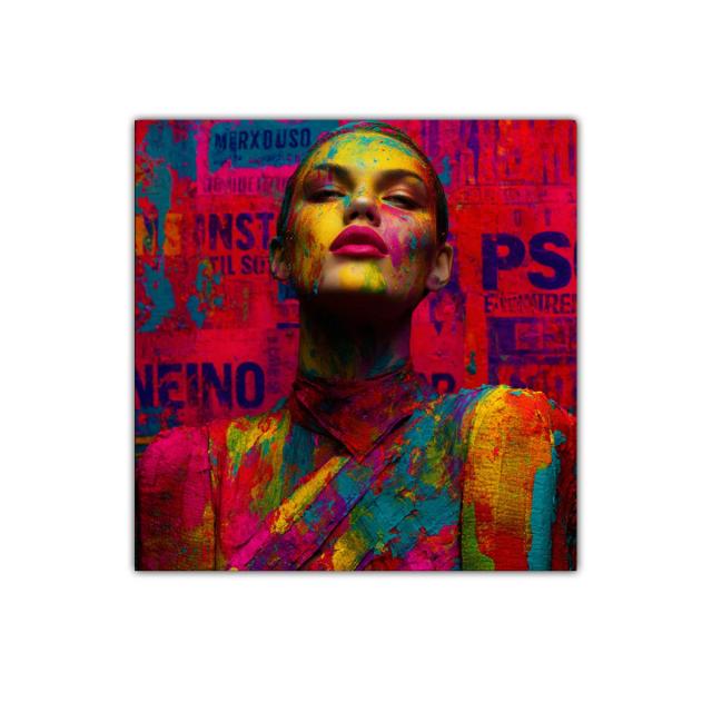 Expresividad vibrante con rostro lleno de color y actitud