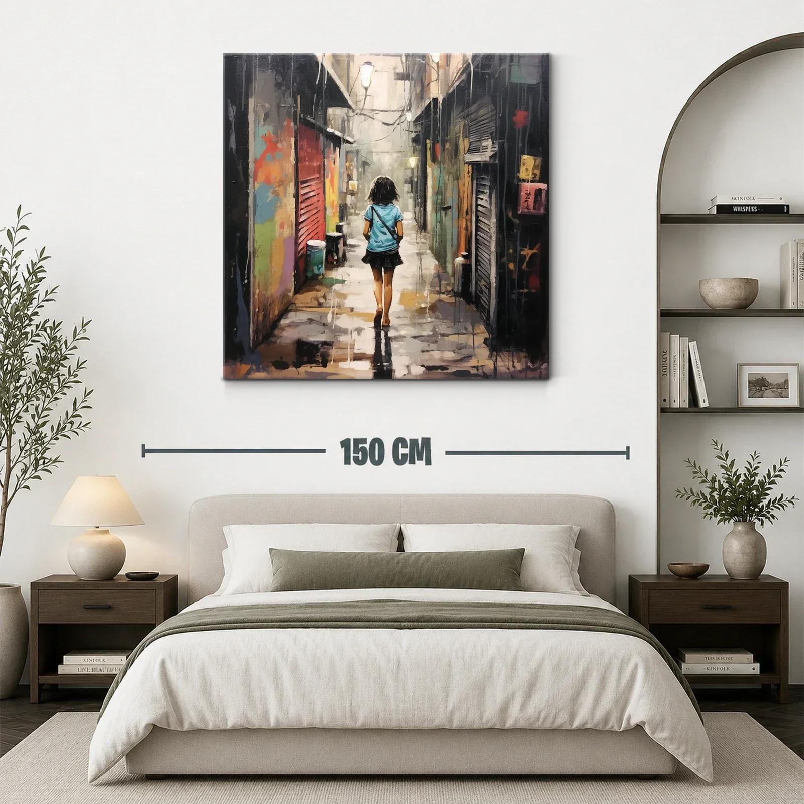 Callejón urbano con figura femenina caminando sola — miniatura 3