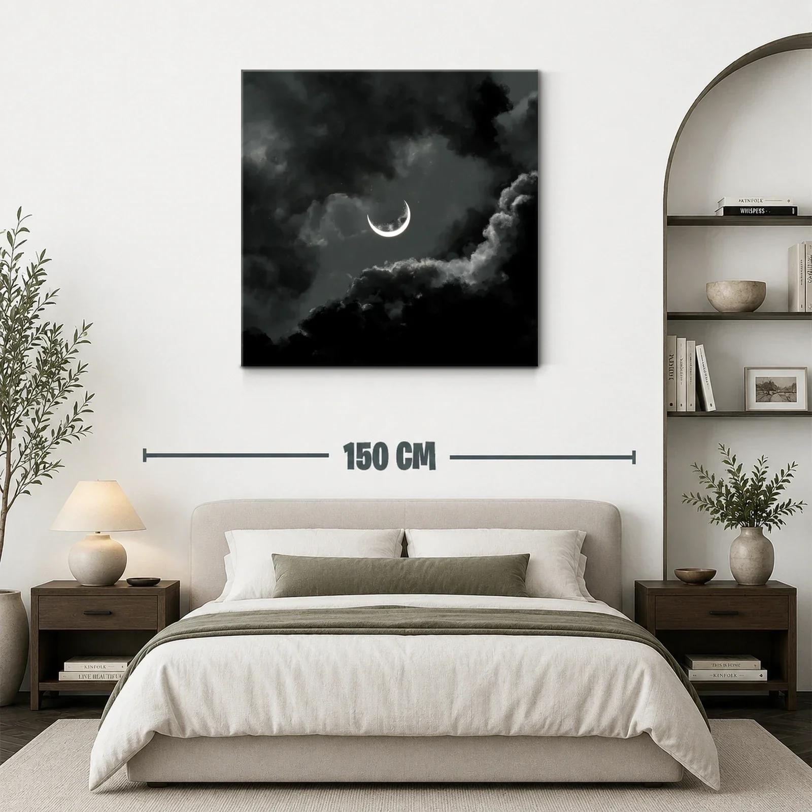 Creciente lunar brillante entre nubes oscuras intensas — miniatura 3