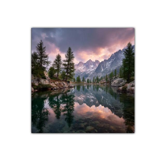 Paisaje montañoso reflejado en lago al atardecer