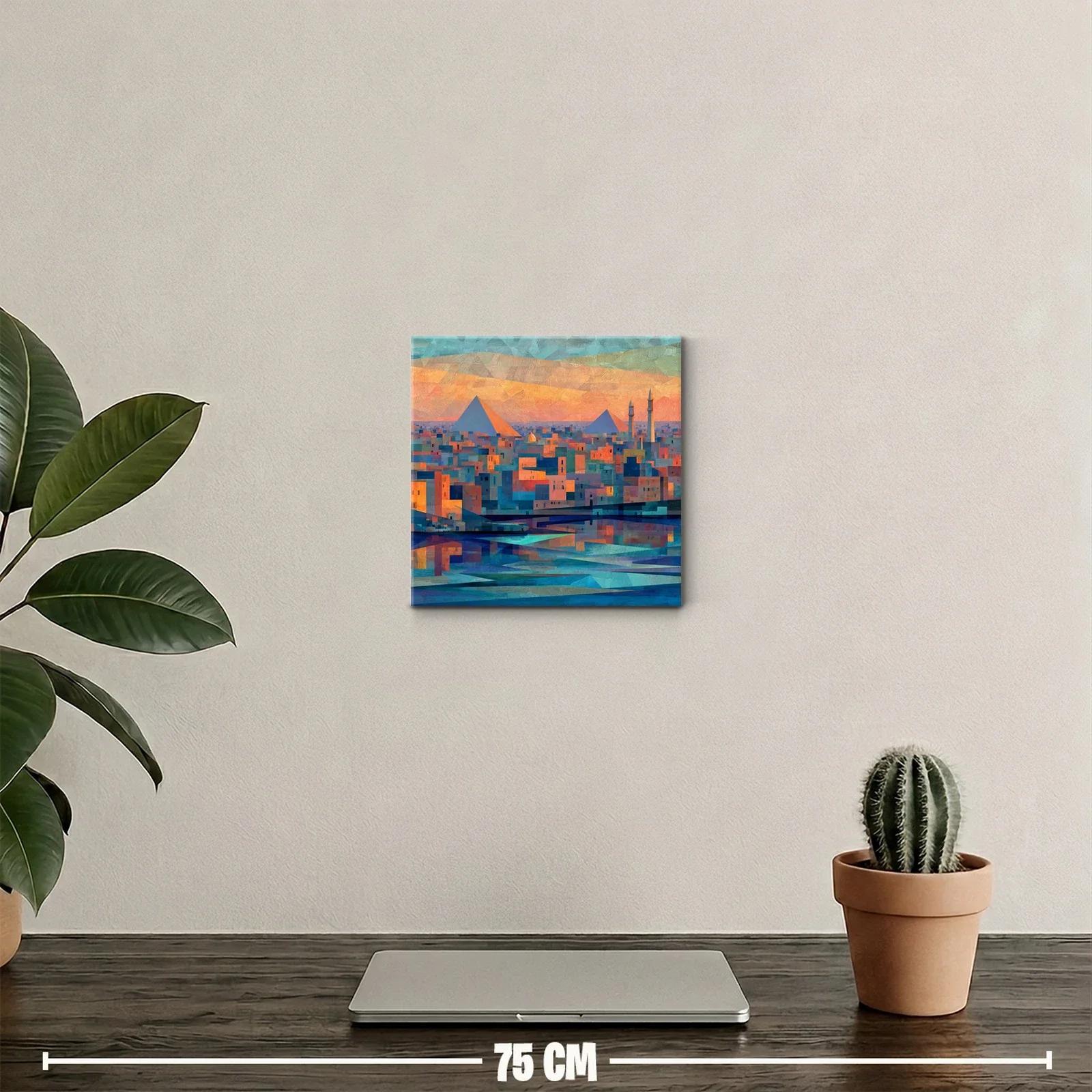 Atardecer sobre ciudad con pirámides y reflejos en agua — miniatura 2