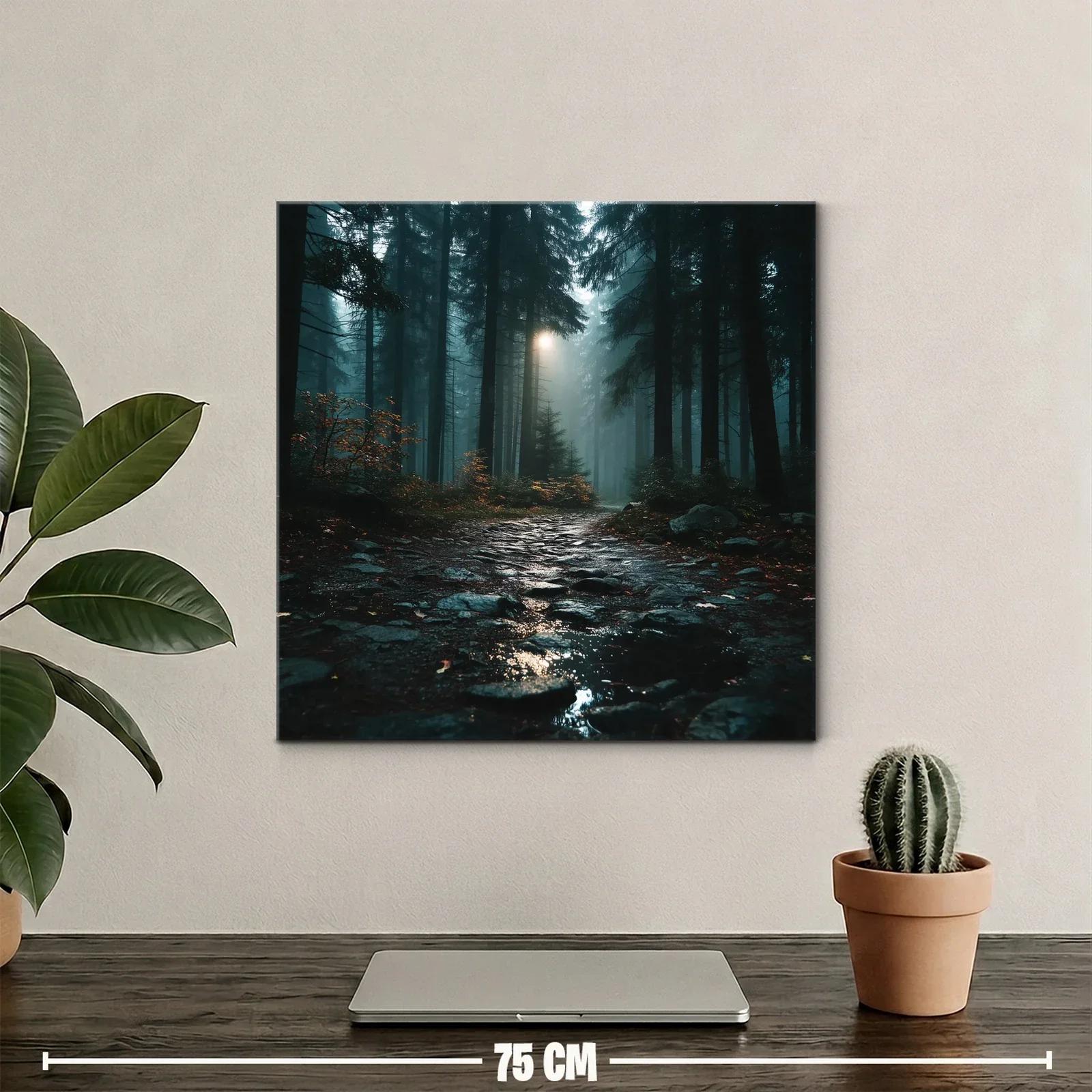 Camino nebuloso en bosque de coníferas al amanecer — miniatura 2