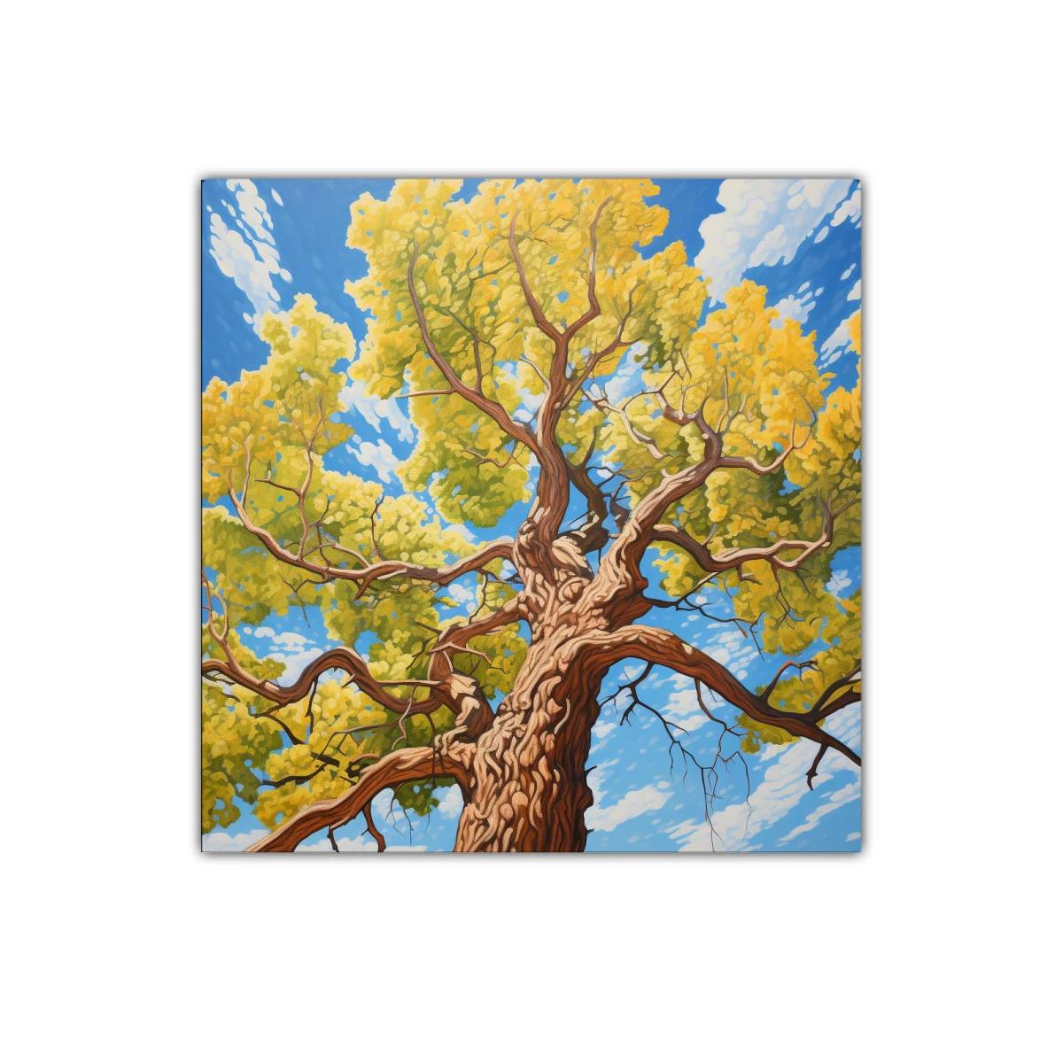 Árbol imponente con follaje dorado bajo cielo azul