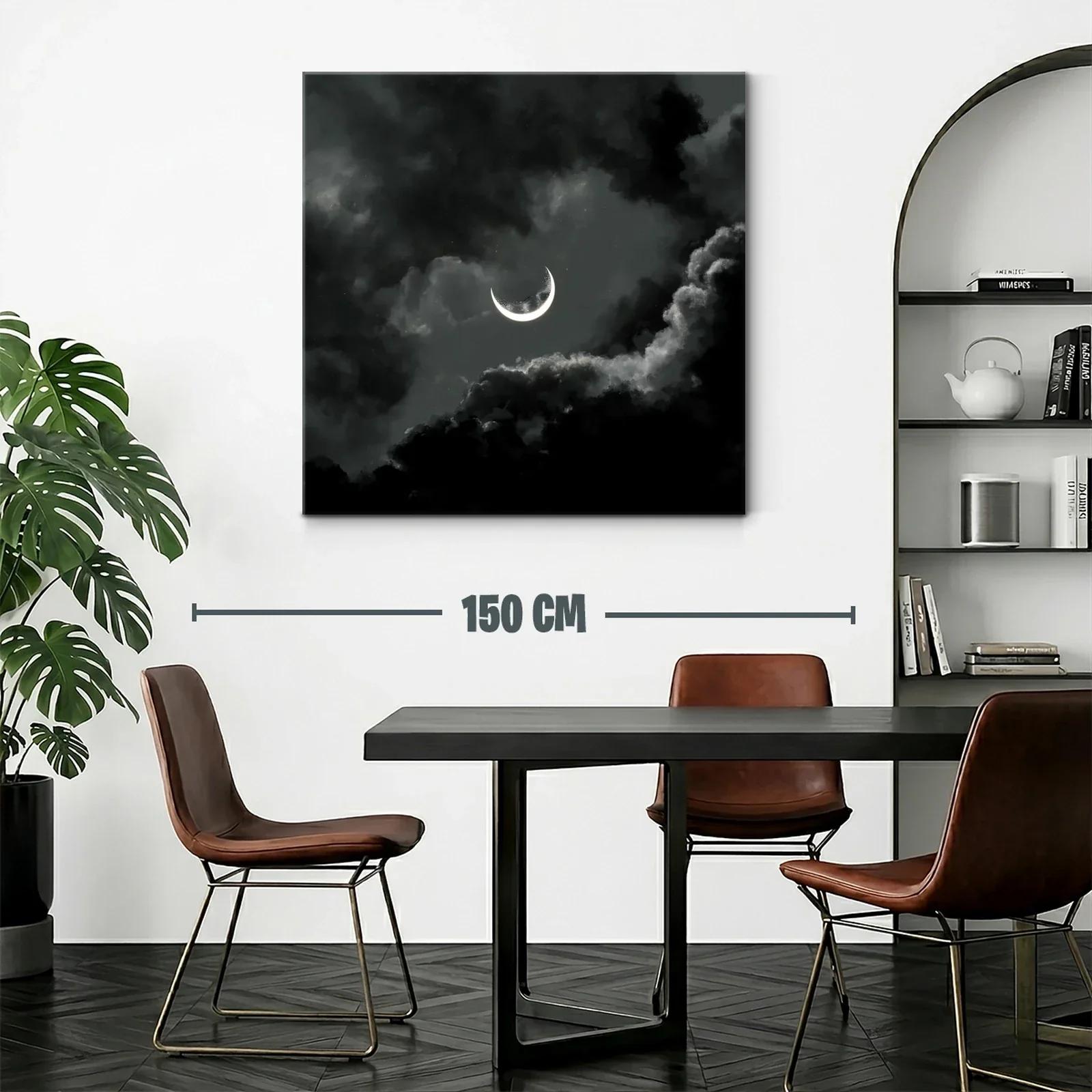 Creciente lunar brillante entre nubes oscuras intensas — miniatura 2