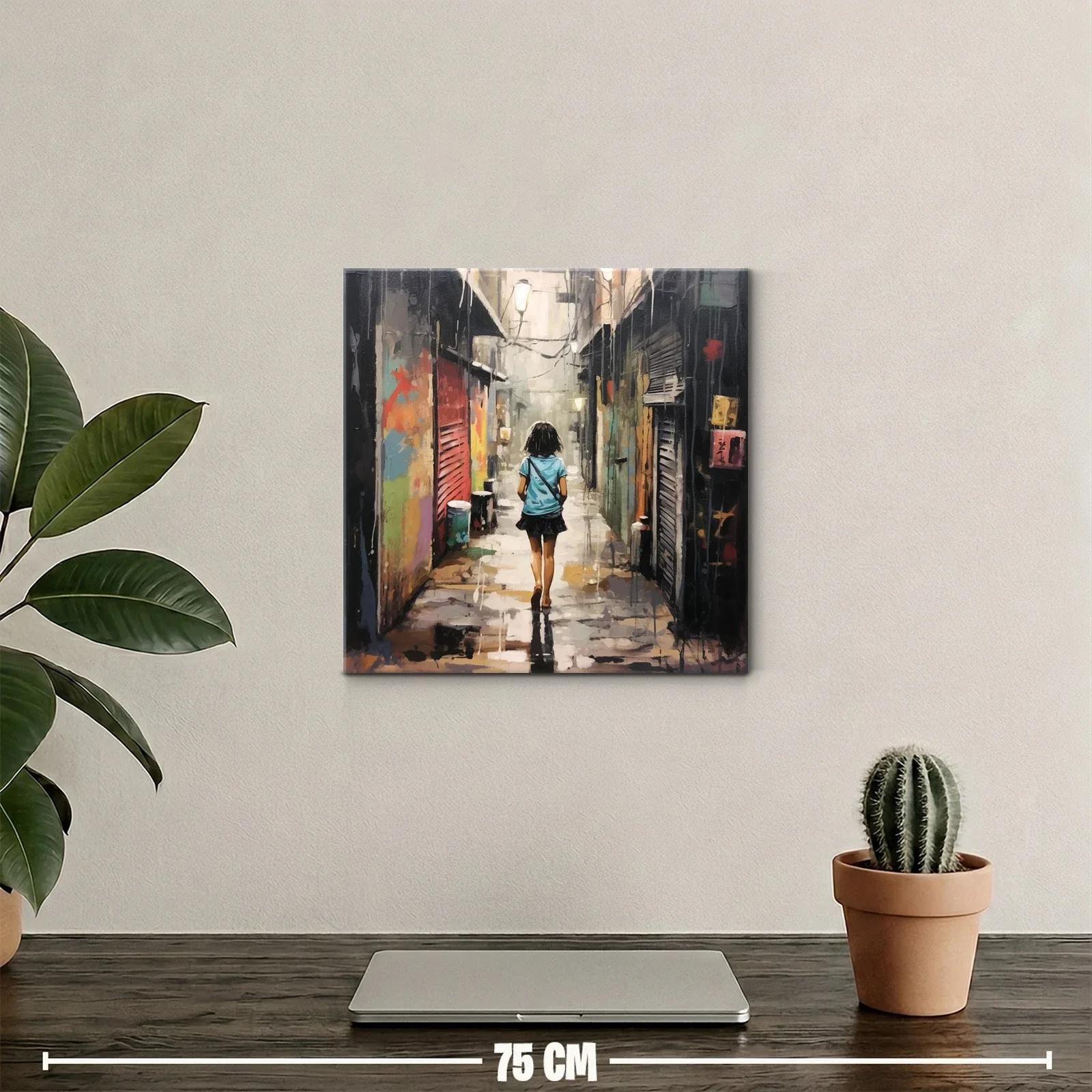 Callejón urbano con figura femenina caminando sola — miniatura 2