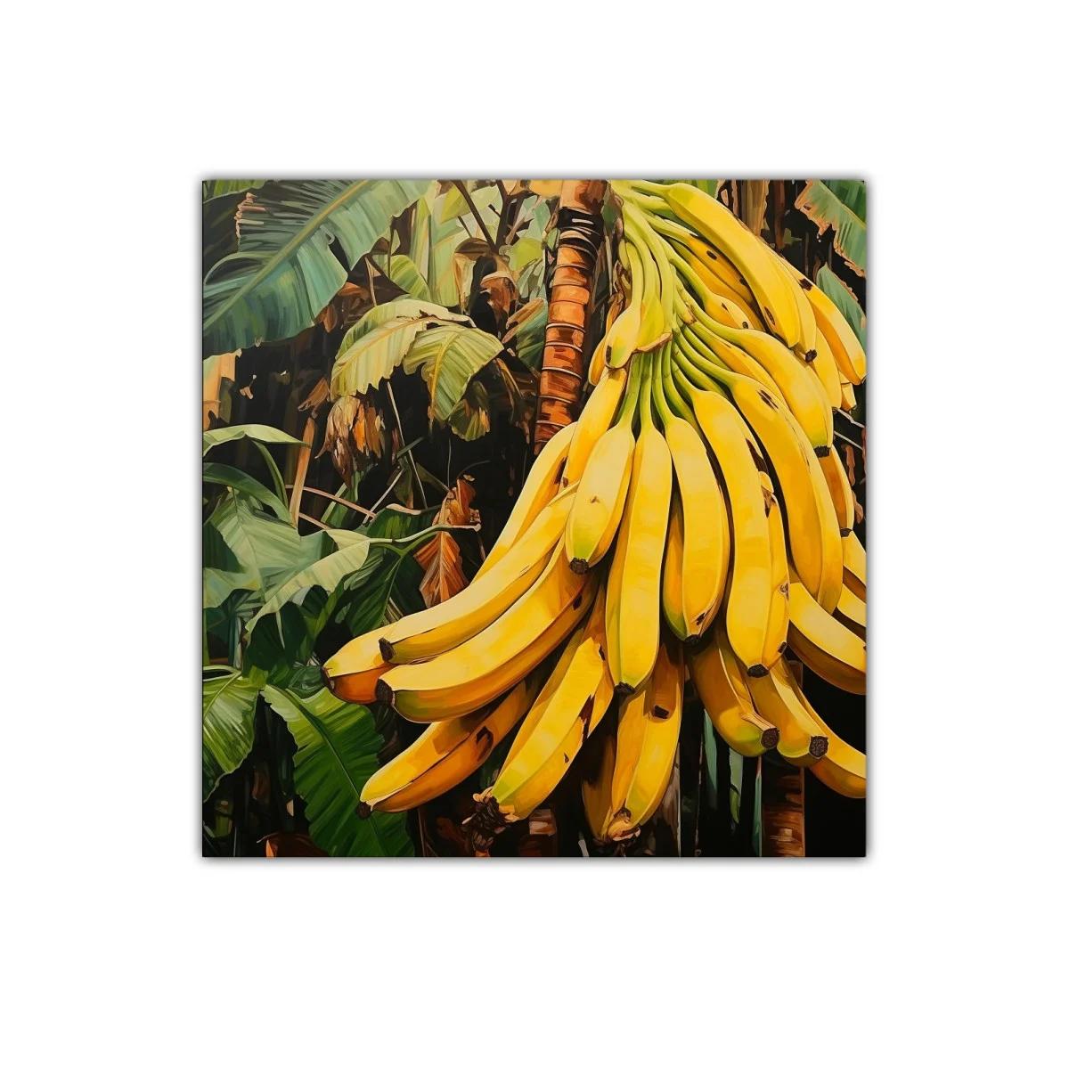 Racimo de plátanos maduros en entorno tropical exuberante