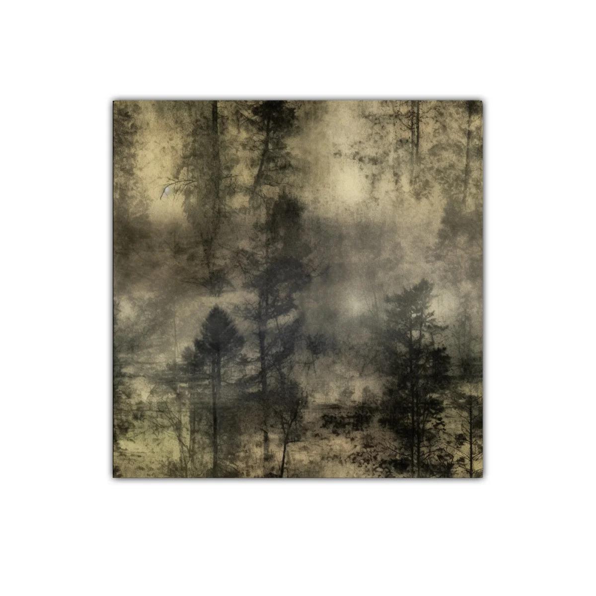 Bosque nebuloso con efecto etéreo en tonos sepia envejecidos