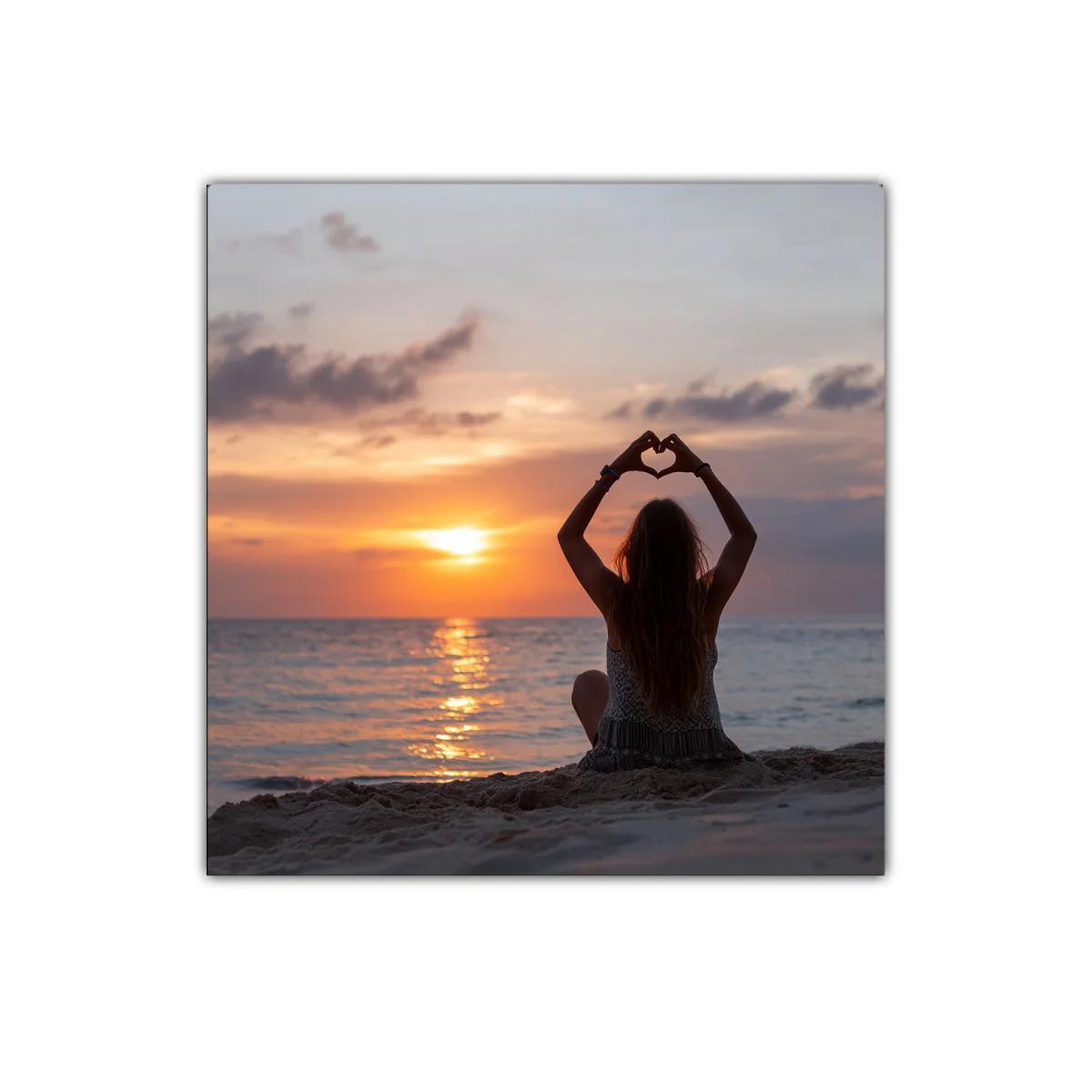Atardecer sereno con figura formando corazón — imagen principal