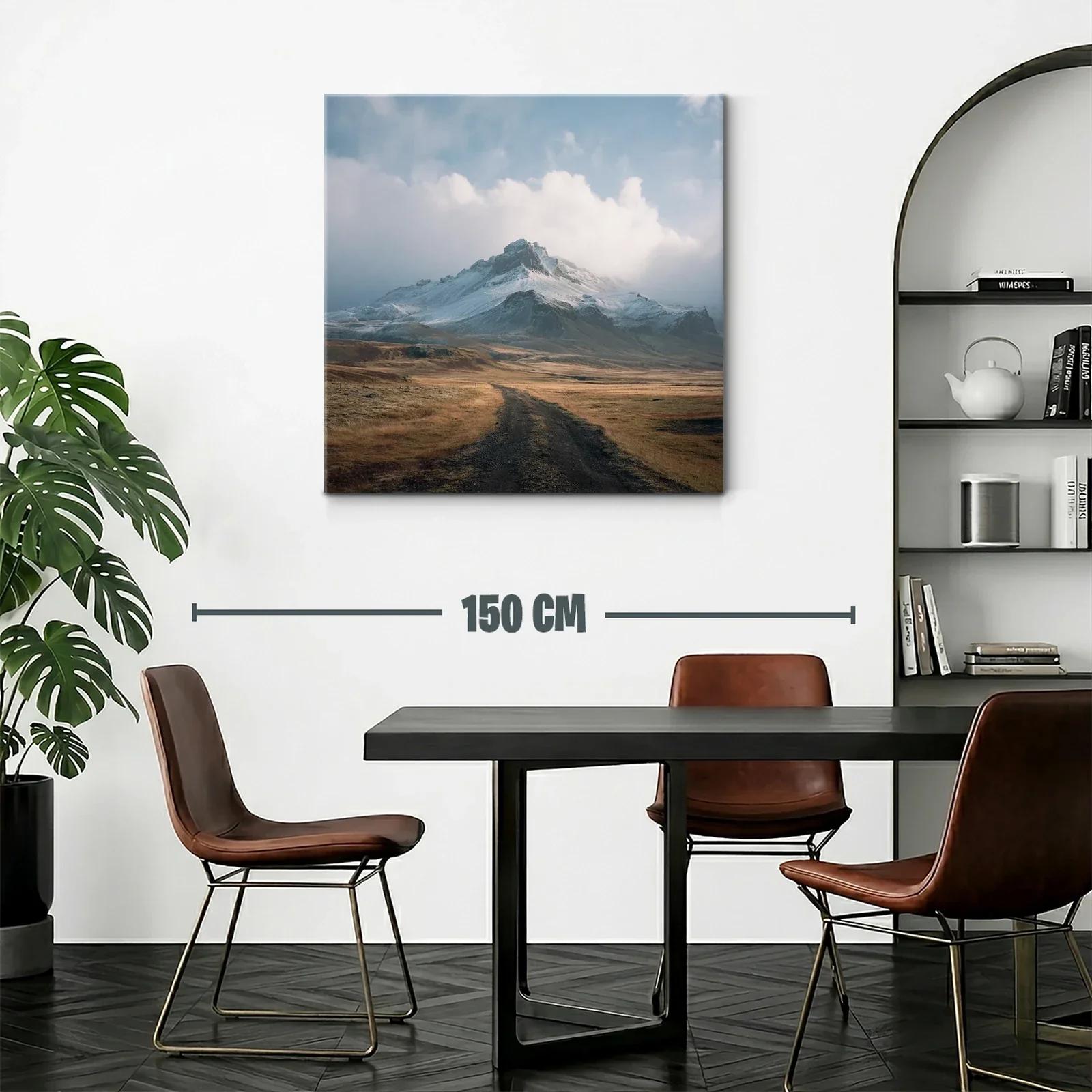 Paisaje montañoso con cielo nublado y camino terroso — miniatura 2