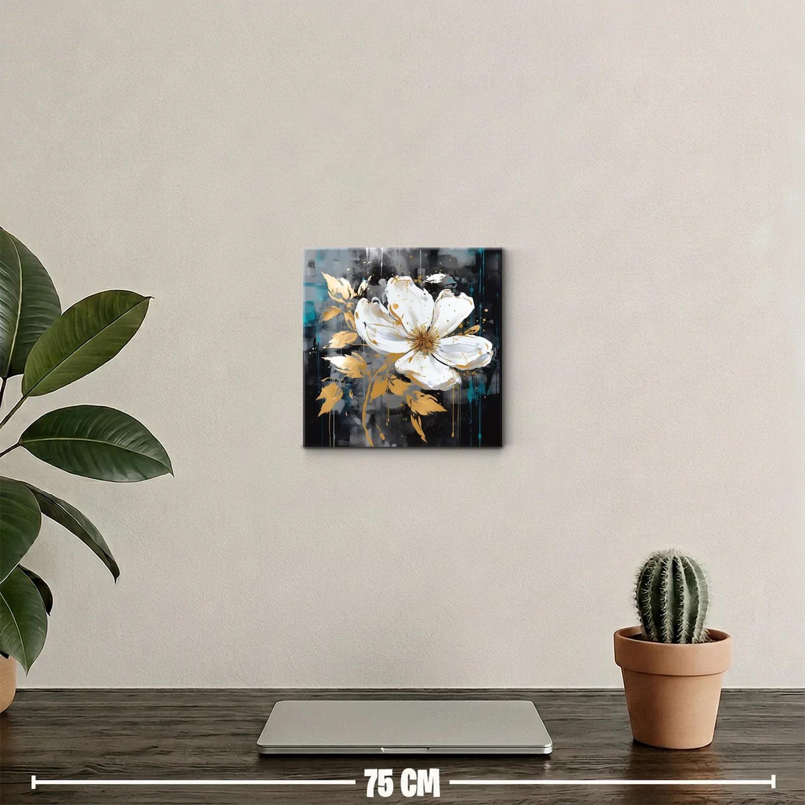 Flor blanca y dorada sobre fondo oscuro con toques azules — miniatura 2