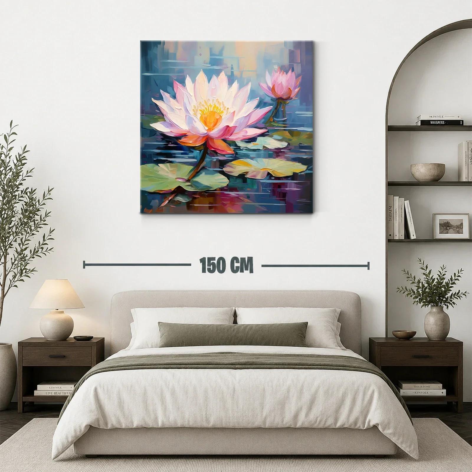 Flores de loto con pétalos vibrantes sobre el agua tranquila — miniatura 3