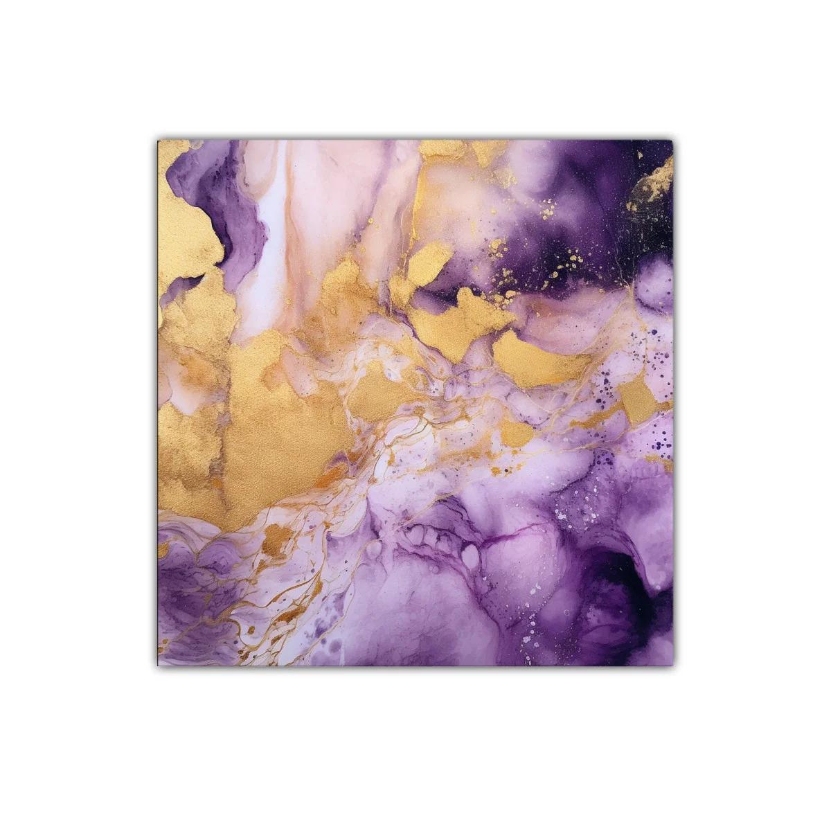 Arte abstracto en tonos morados y dorados con elegancia fluida