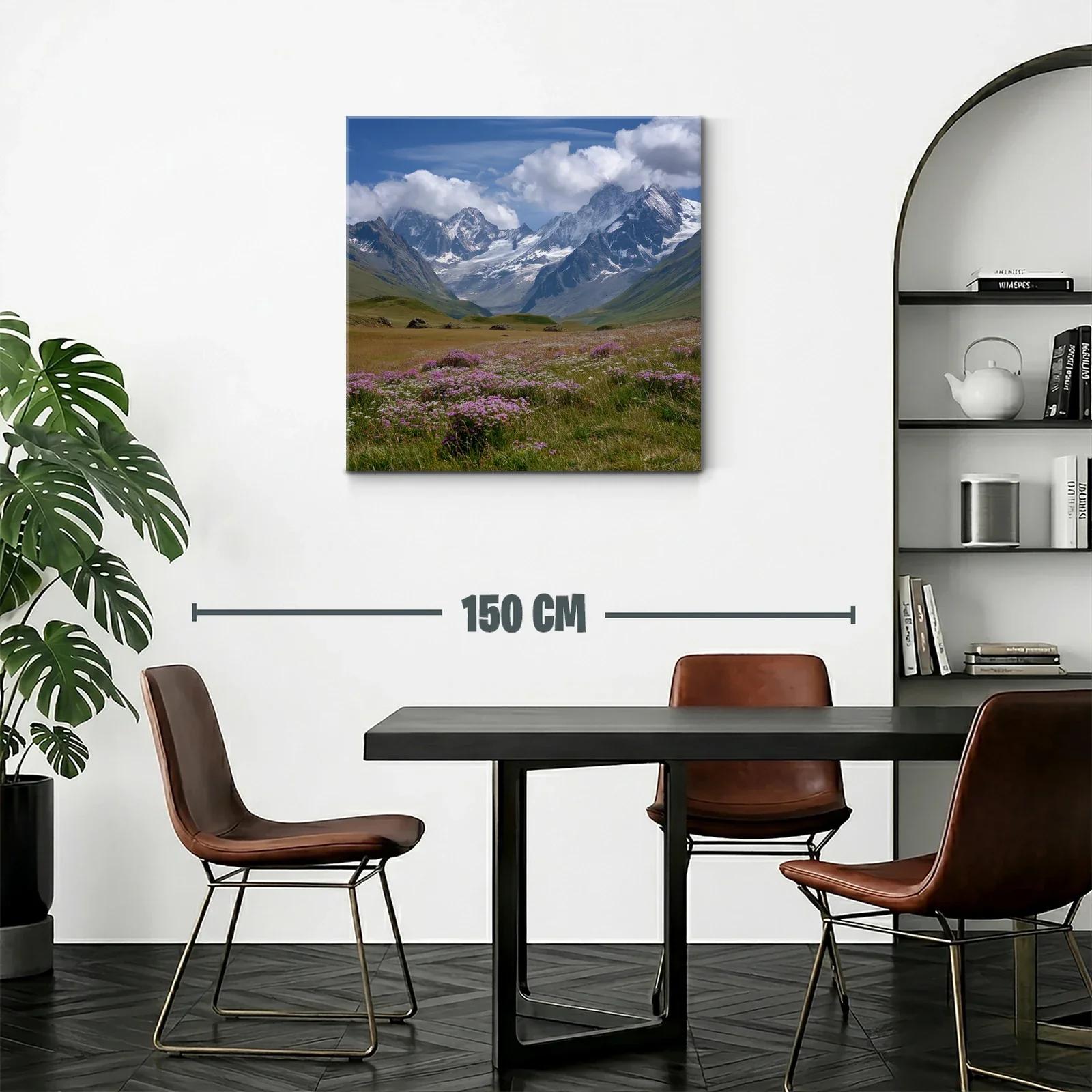 Paisaje alpino con flores silvestres y montañas nevadas — miniatura 2