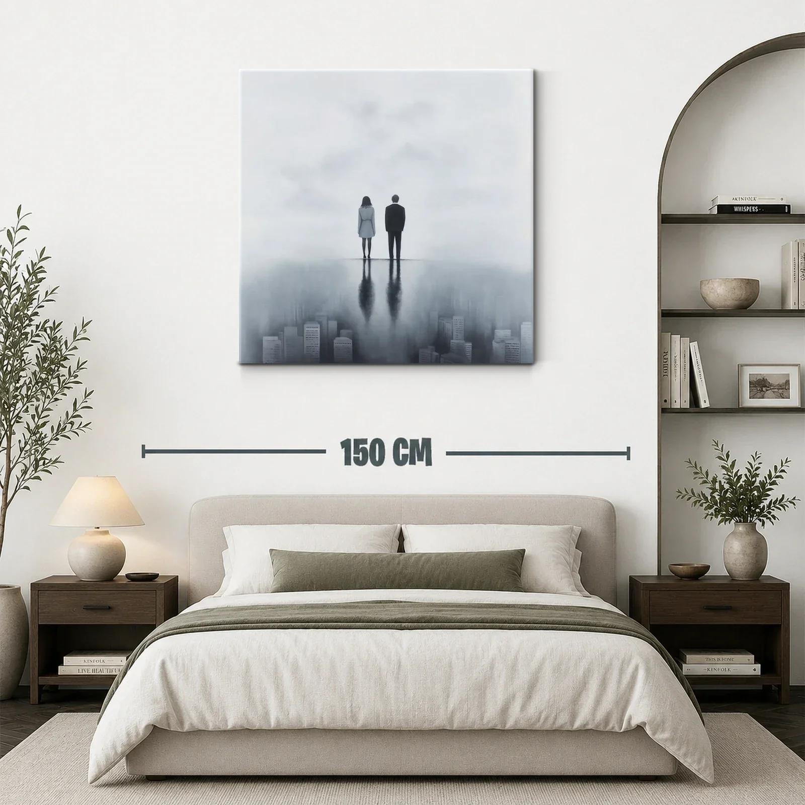 Figura contemplativa sobre ciudad nebulosa en tonos grises — miniatura 3