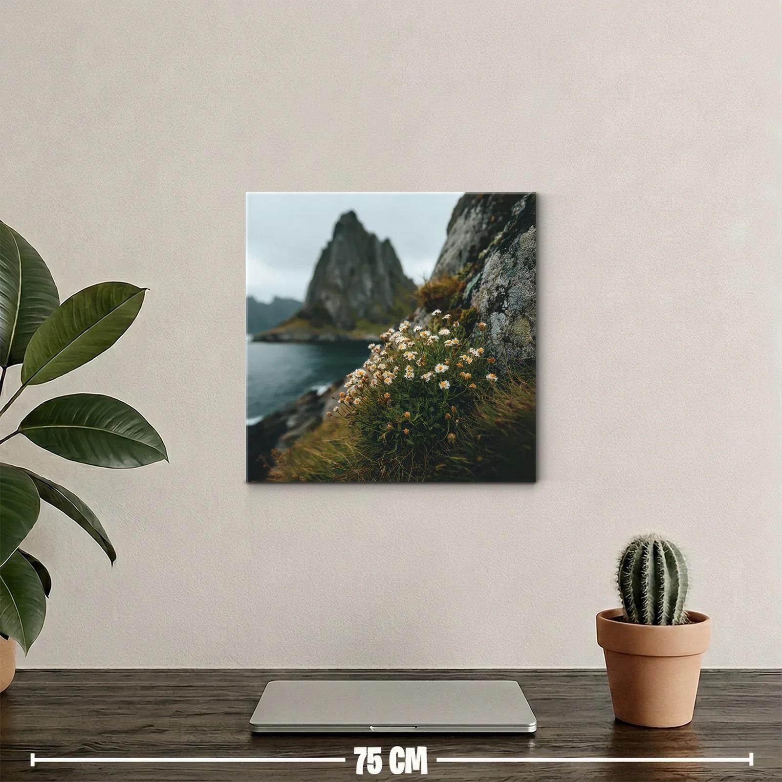 Flores silvestres junto al mar y acantilados brumosos — miniatura 2