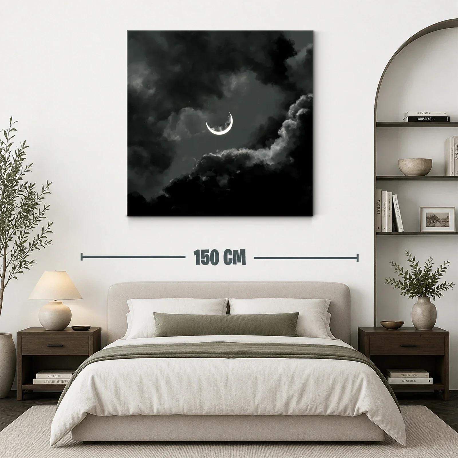 Creciente lunar brillante entre nubes oscuras intensas — miniatura 3