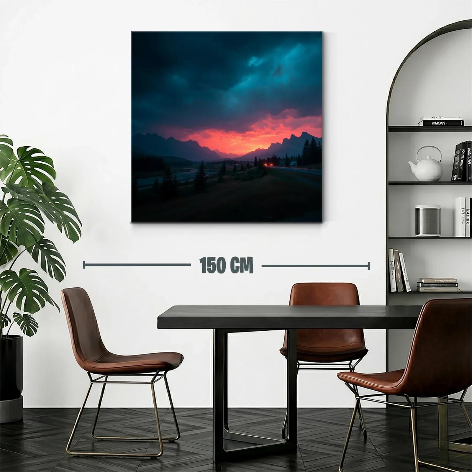 Atardecer dramático en paisaje montañoso y bosque — miniatura 2