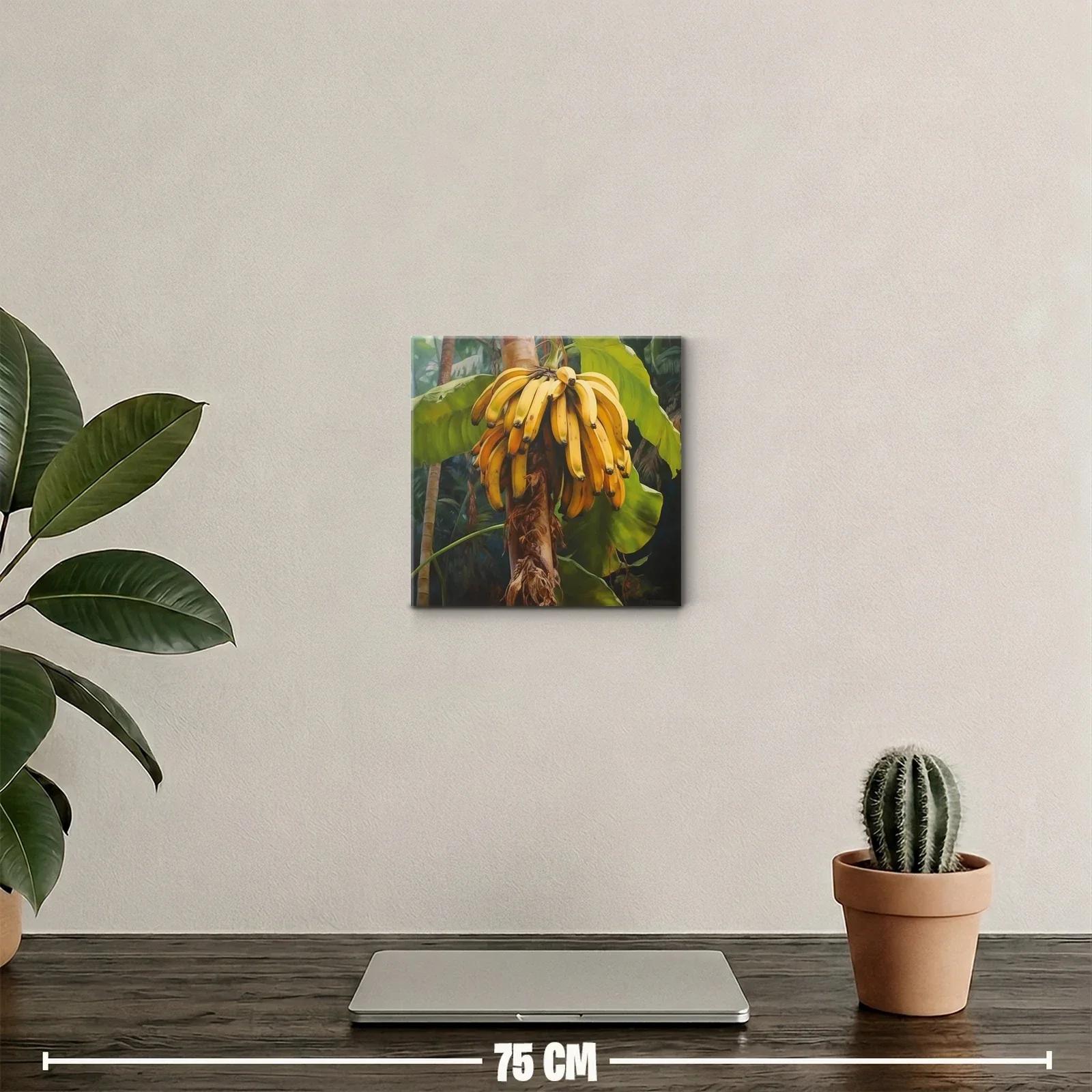 Racimo de plátanos colgando en un entorno selvático — miniatura 2