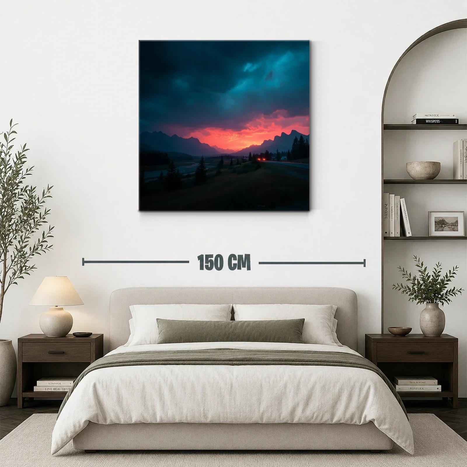 Atardecer dramático en paisaje montañoso y bosque — miniatura 3