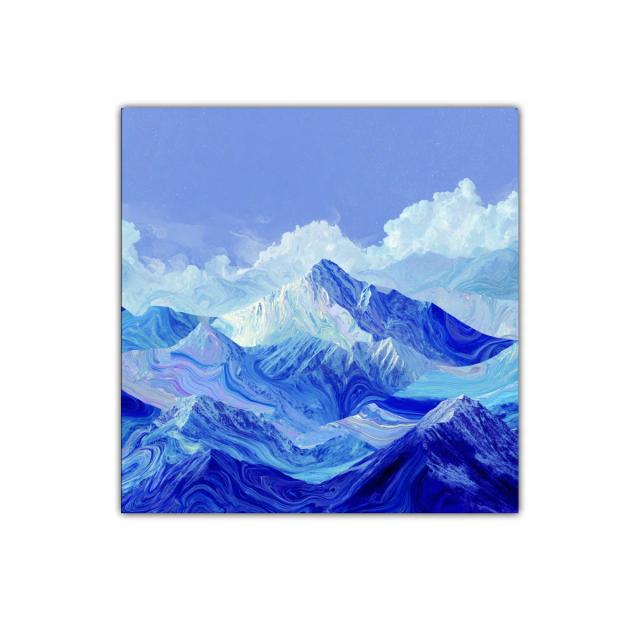 Montañas azules con texturas onduladas y cielo nublado