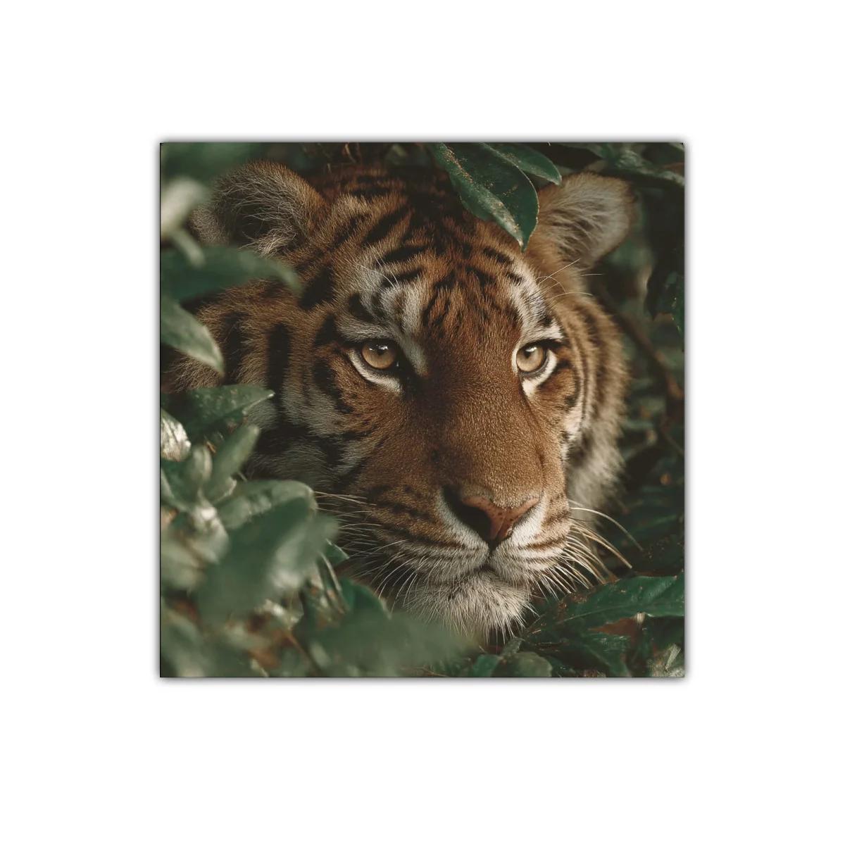 Mirada intensa de tigre entre follaje verde — imagen principal