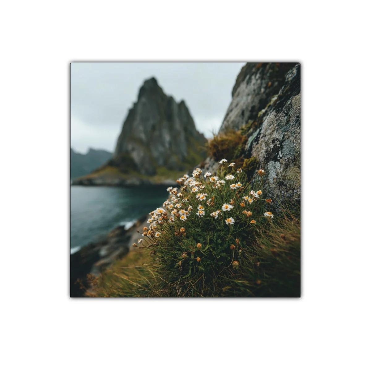 Flores silvestres junto al mar y acantilados brumosos — imagen principal