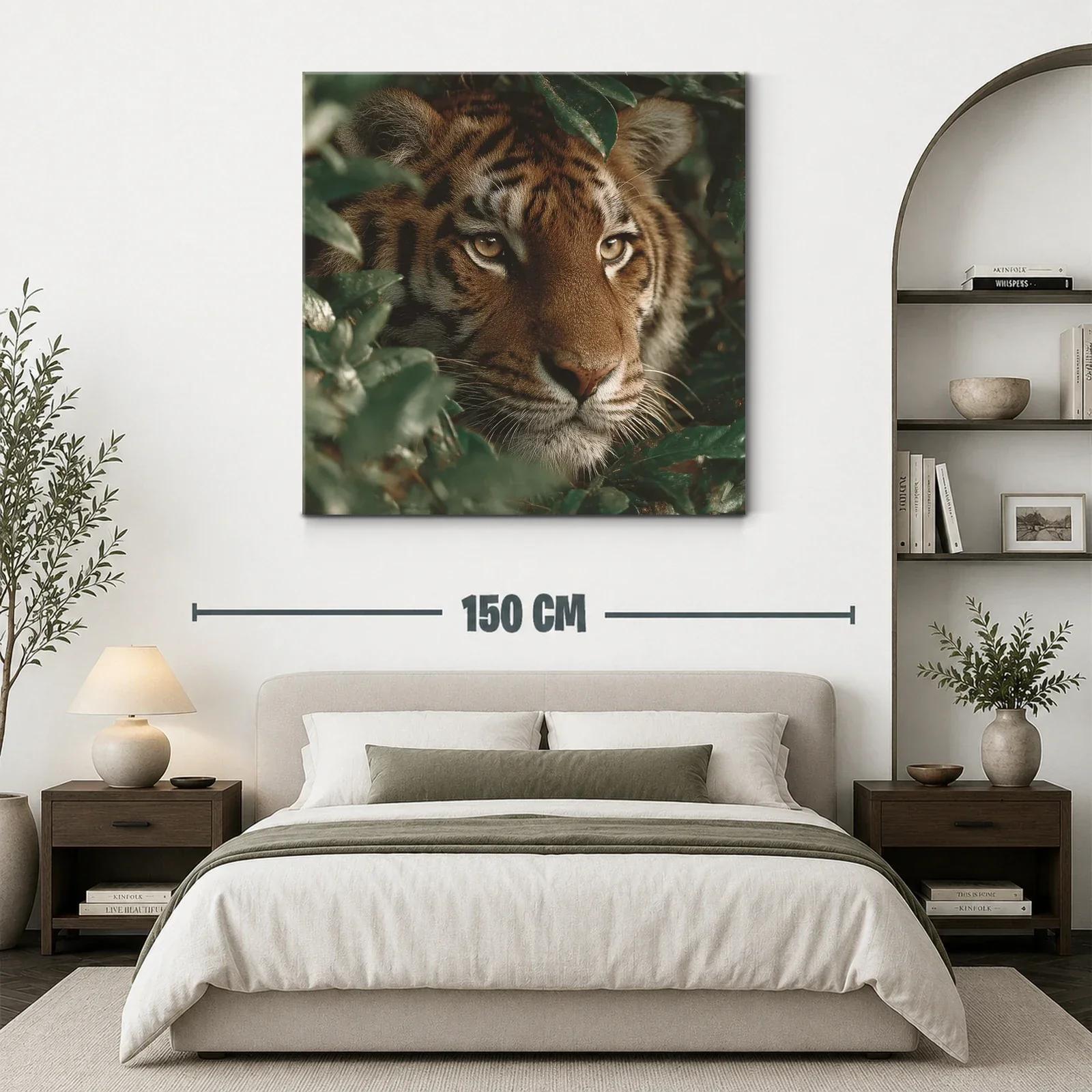 Mirada intensa de tigre entre follaje verde — miniatura 3