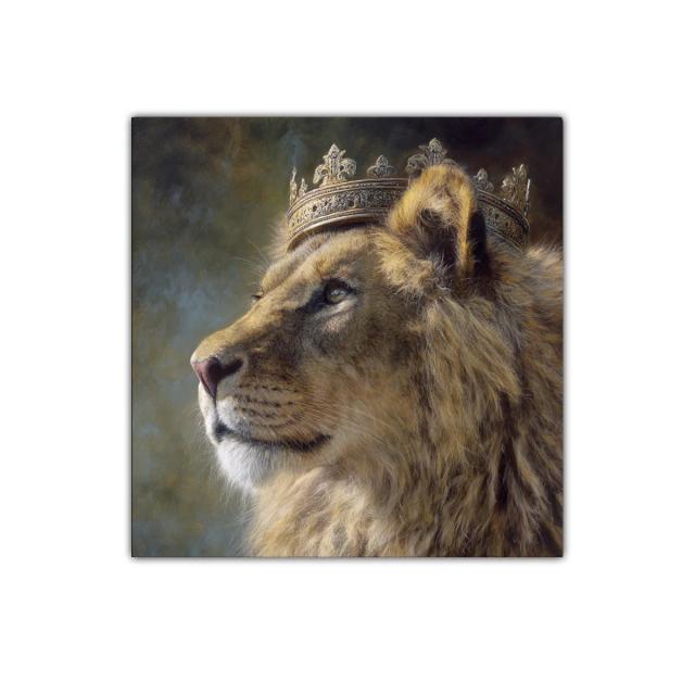 Retrato majestuoso de león con corona dorada