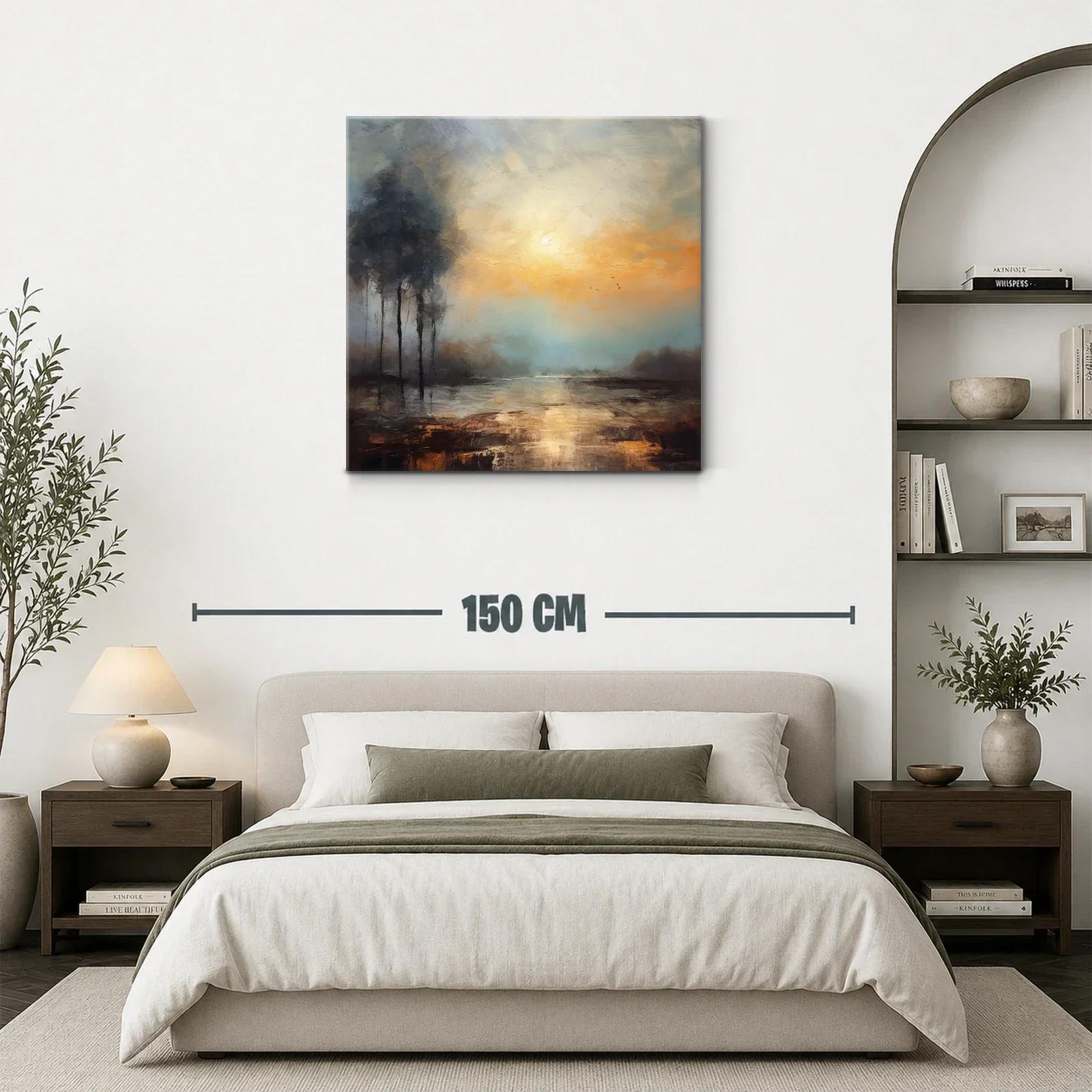 Atardecer nebuloso con silueta de árboles y reflejos dorados — miniatura 3