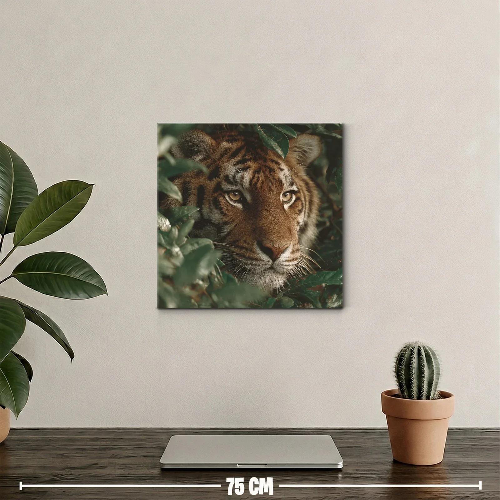 Mirada intensa de tigre entre follaje verde — miniatura 2