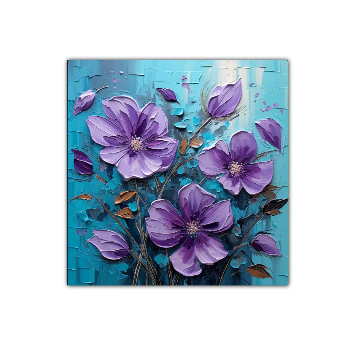 Cuadro floral con flores en tonos violeta y fondo azul